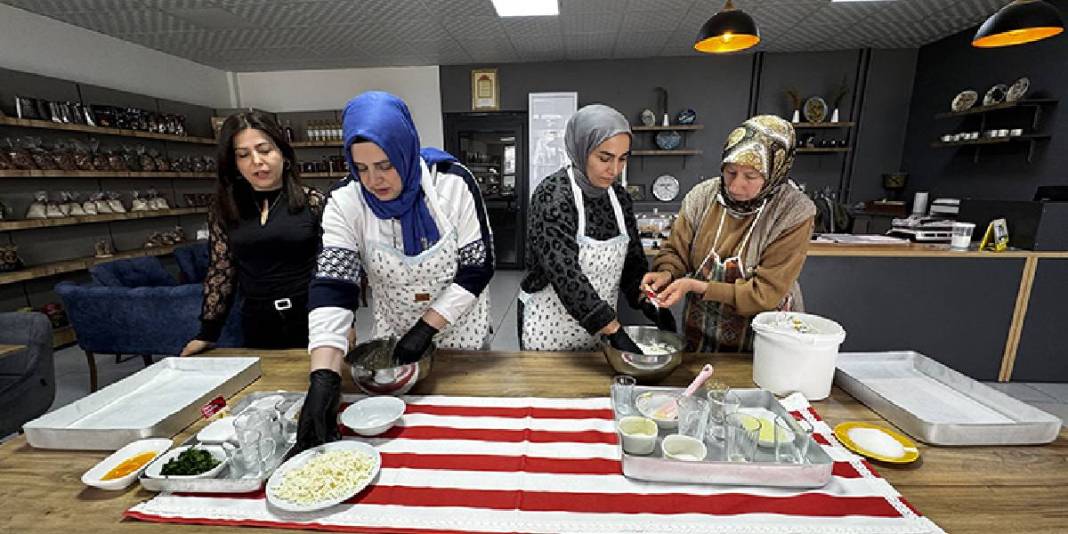 Anneler hazırlıyor, gençler taşıyor: İftarı yolda geçirenlere büyük jest 1
